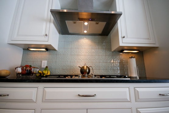 A 36 inch Miele cooktop, under cabinet lighting and an oversized hood ensure a comfortable cooking space.